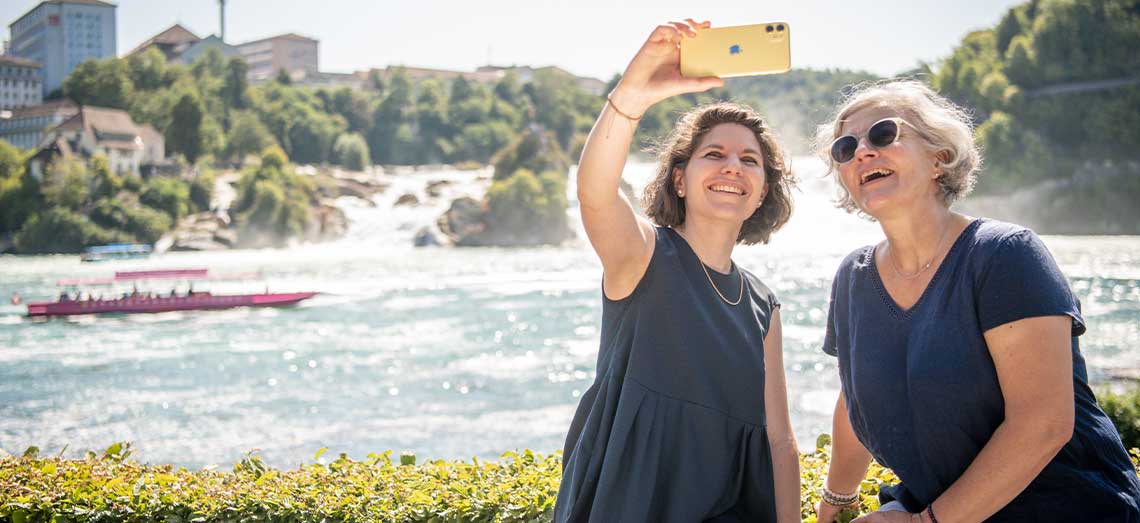 Zeit für ein Selfie vor dem Rheinfall