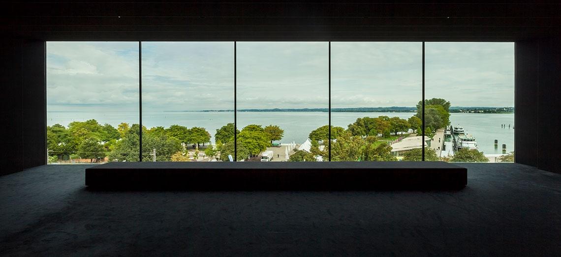 Panoramafenster im Vorarlberg Museum mit Blick auf den Bodensee