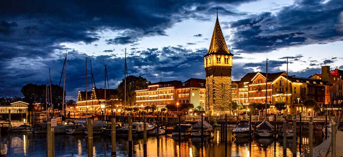 Der Mang-Turm im Lindauer Hafen in der Abenddämmerung