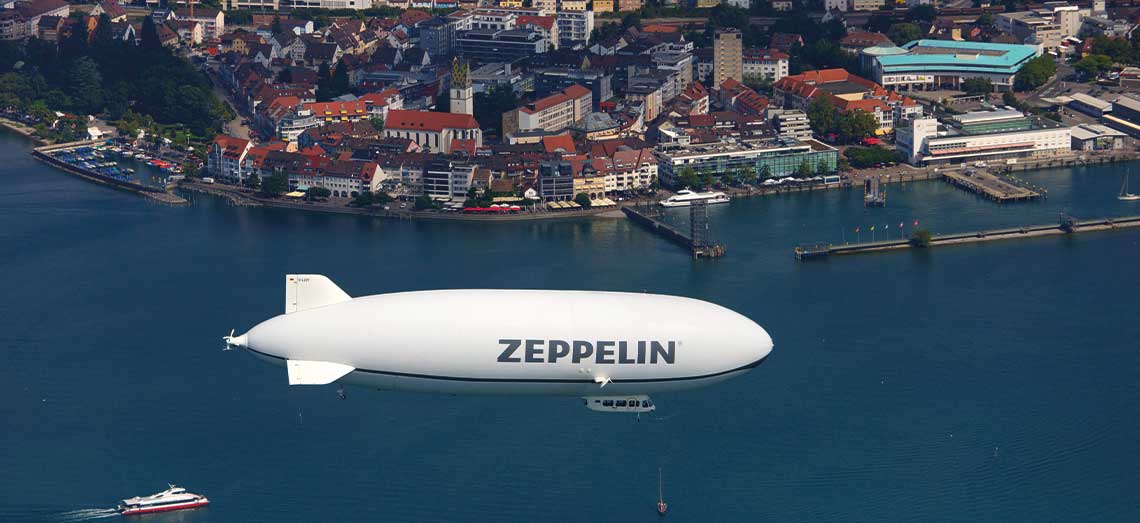 Zeppelinflug über Friedrichshafen am Bodensee