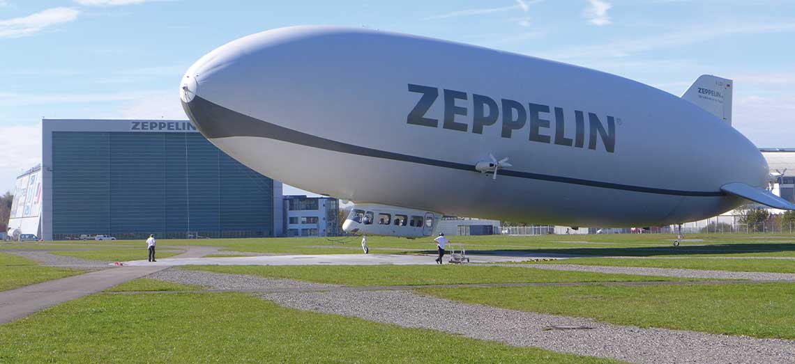 Der Zeppelin vor seinem Hangar in Friedrichshafen
