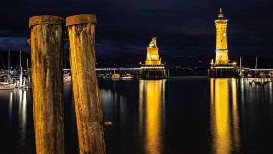 Bayerischer Löwe und Neuer Leuchtturm - die Wächter der Lindauer Hafeneinfahrt