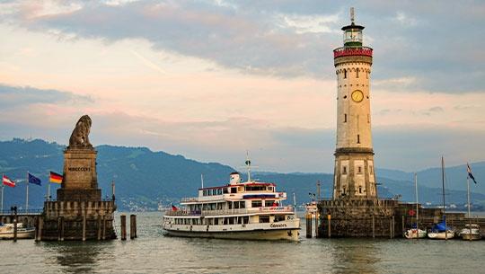 Bayerischer Löwe und Neuer Leuchtturm - die Wächter der Lindauer Hafeneinfahrt